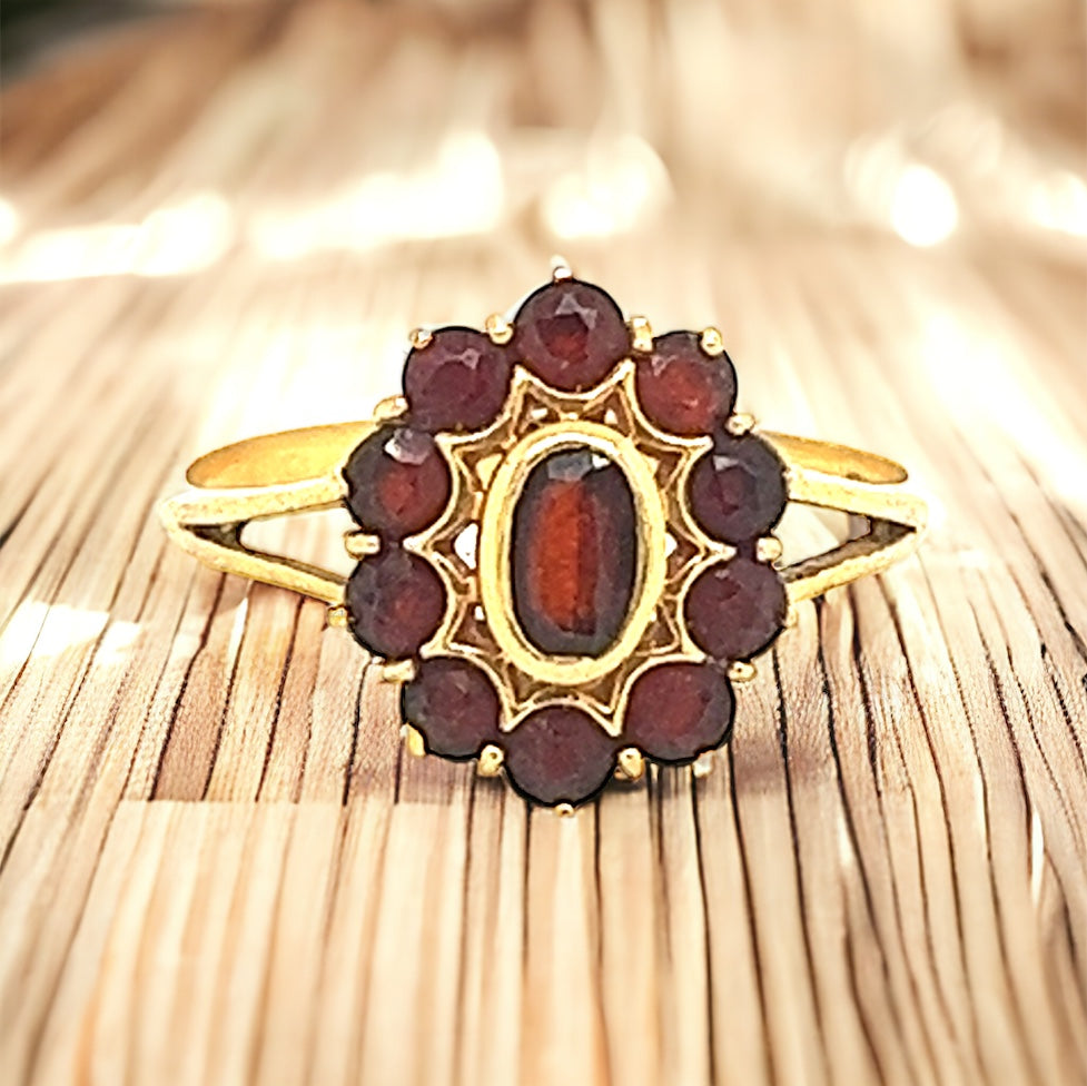 18 Karat Yellow Gold Garnet Vintage Ring