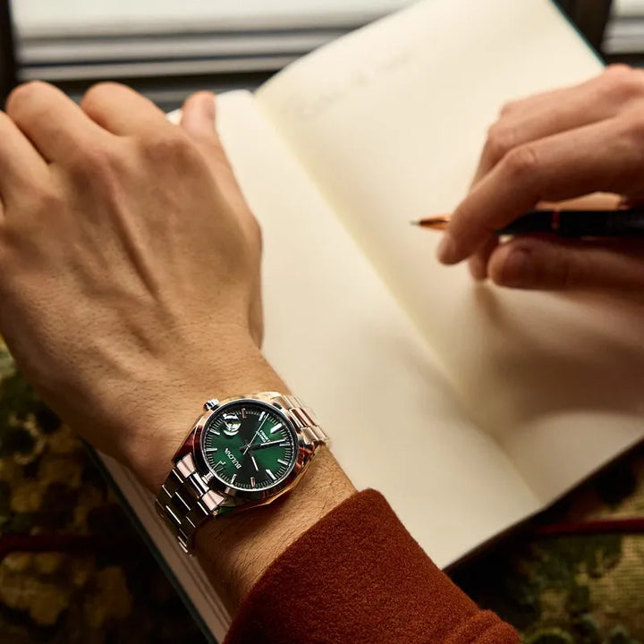 Bulova Surveyor 96B429 watch — clasp detail