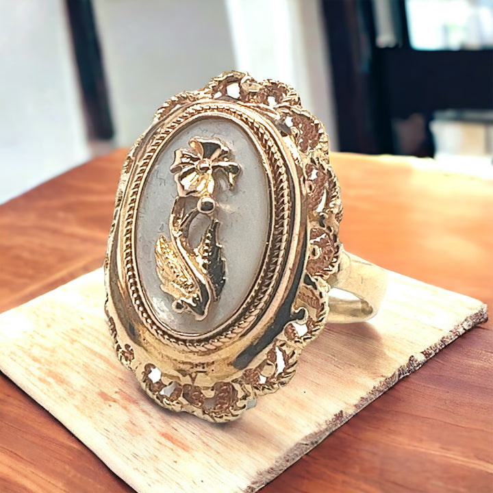 14 Karat Yellow Gold Mother of Pearl Vintage Ring