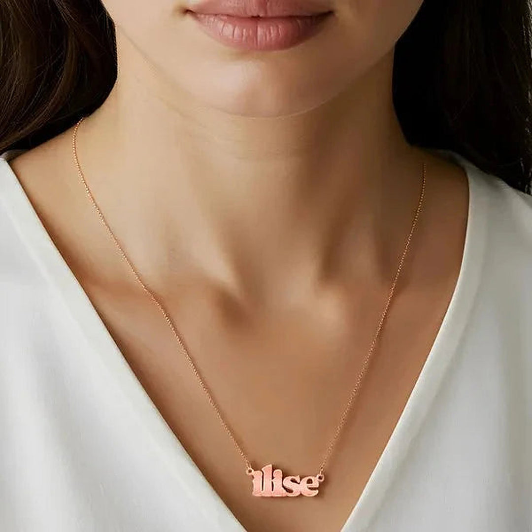 Model wearing the 14 Karat Lowercase Bold Name Necklace in 14K rose gold personalized with the name Ilise | AJ's Jewelry